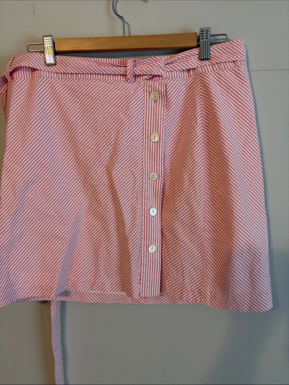 Vineyard Vines Pink Striped Button-Front Mini Skirt. 💯 cotton. Size 10. - Picture 2 of 5